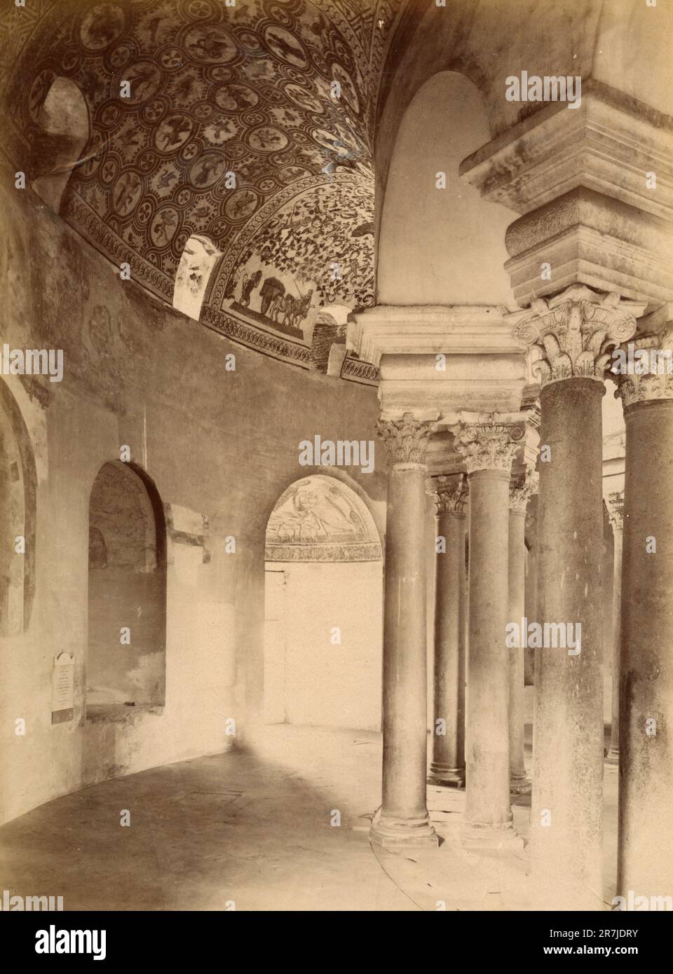 Vue intérieure des colonnes corinthiennes de Santa Costanza, Rome, Italie 1980s Banque D'Images