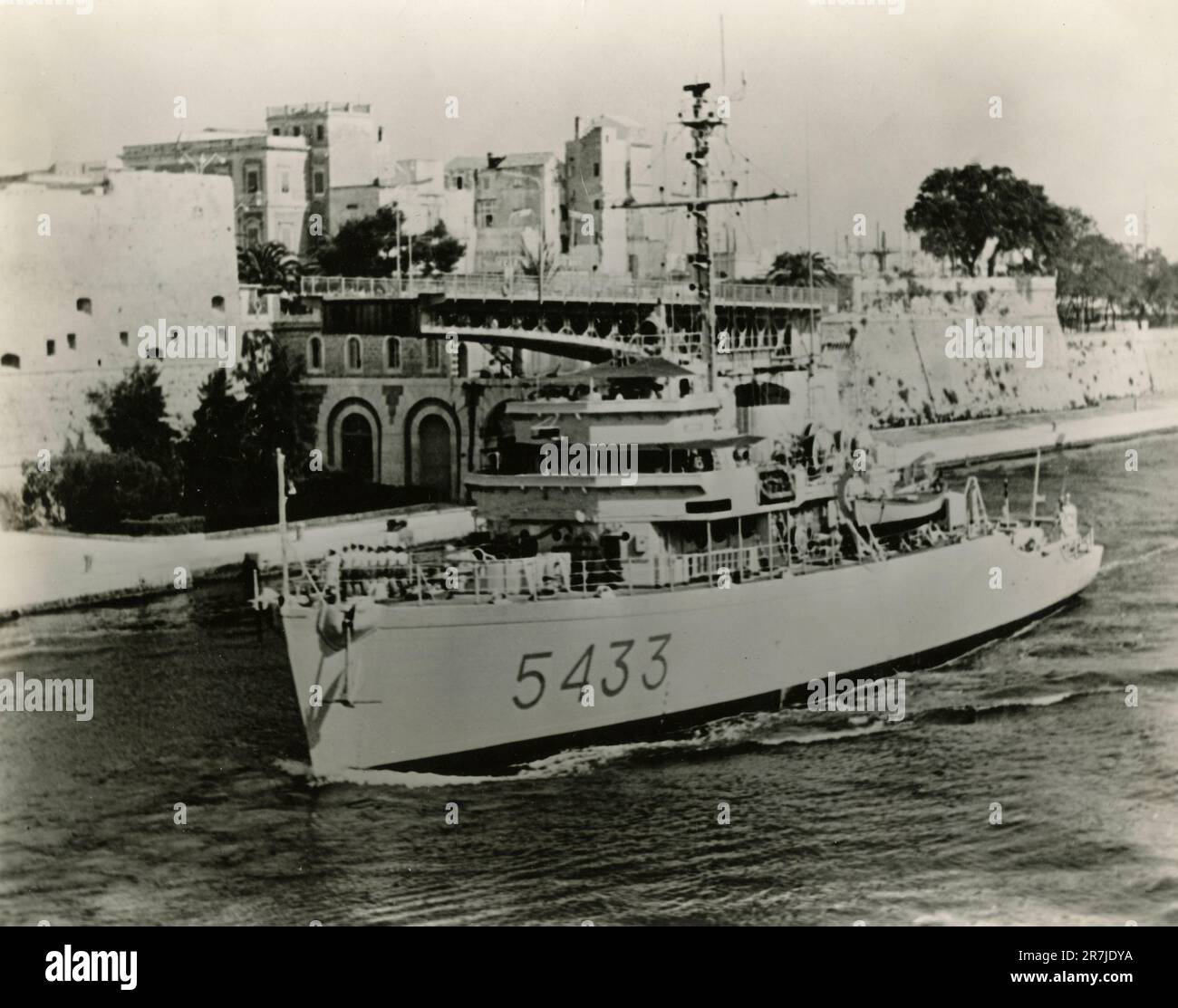 Le Minesweeper océanique de la Marine italienne Squalo 5433 ex U.S. Navy MSO 518 en navigation, Italie 1960s Banque D'Images