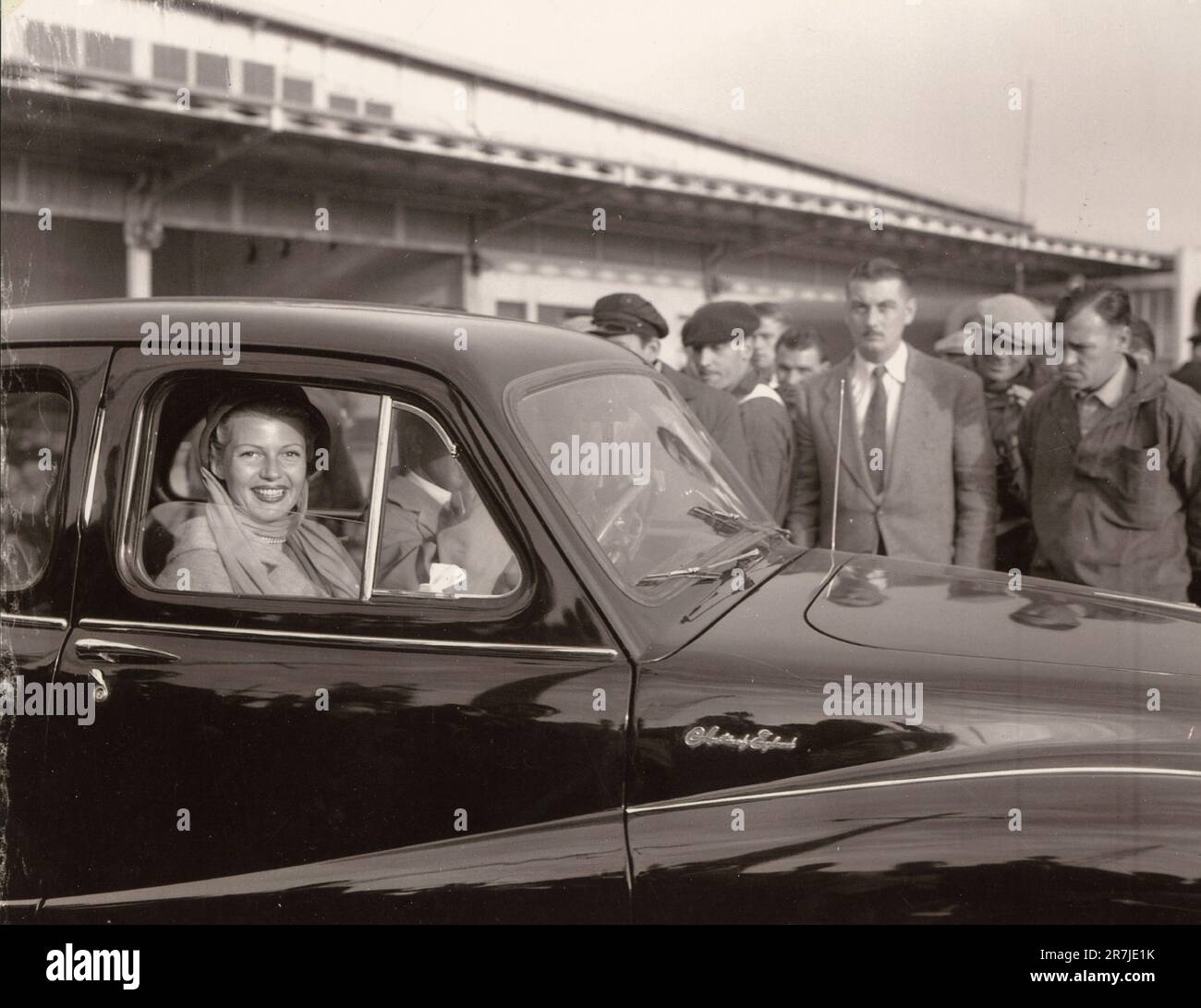L'actrice américaine Rita Hayworth en voiture quitte le Havre à Paris avec son mari Ali Khan, France 1950s Banque D'Images