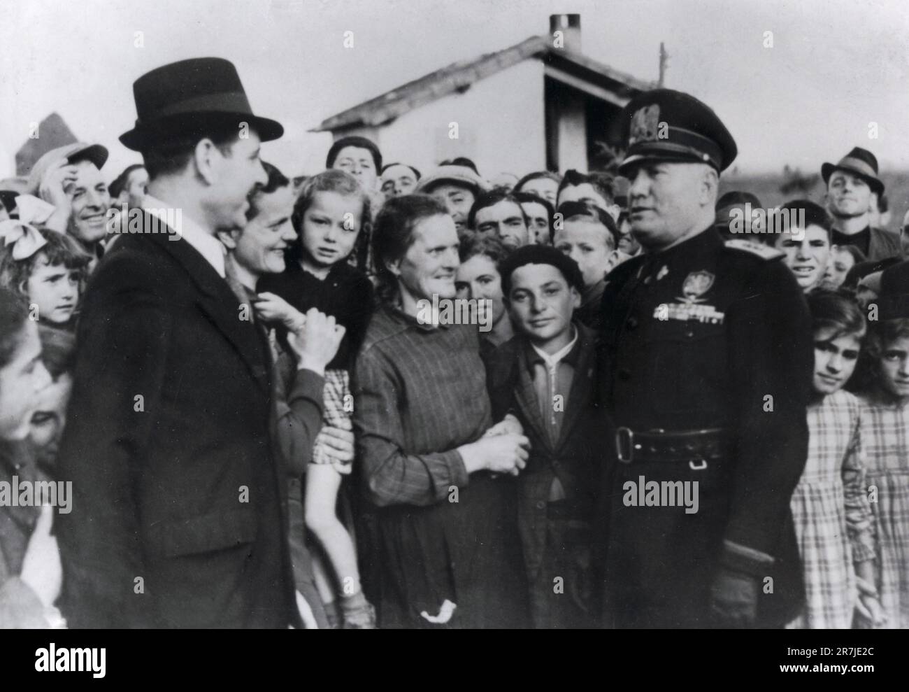 Le journaliste, politicien et dictateur italien Benito Mussolini portant un uniforme noir parmi les gens, Italie 1935 Banque D'Images