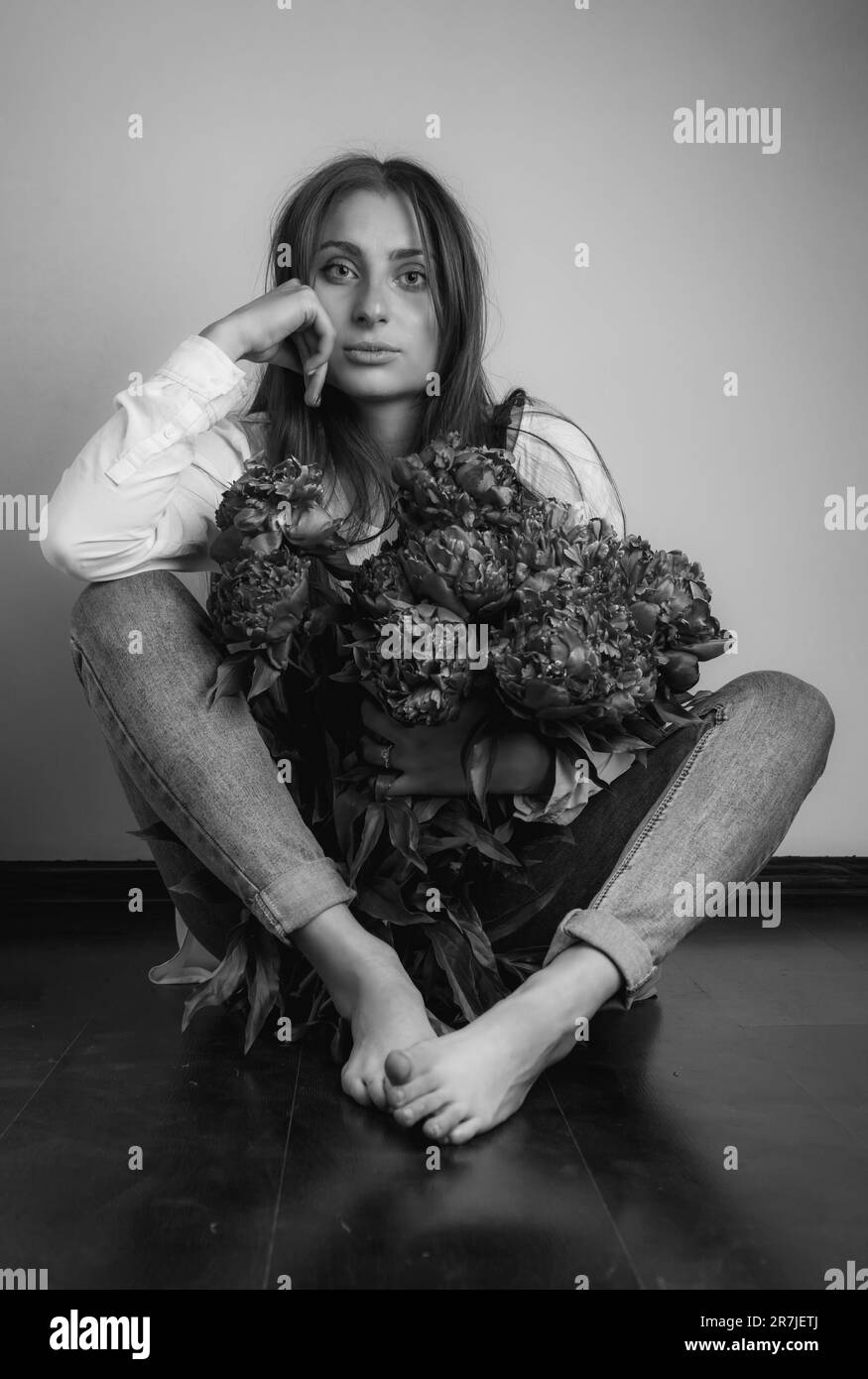 Enfant avec fleurs photo noir et blanc. Banque D'Images