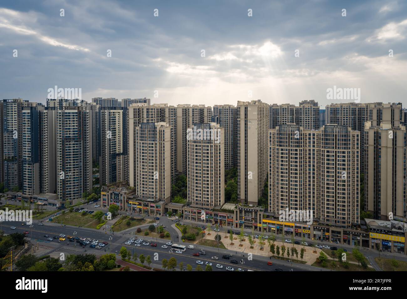 Coucher de soleil sur les bâtiments résidentiels de Chengdu. Banque D'Images