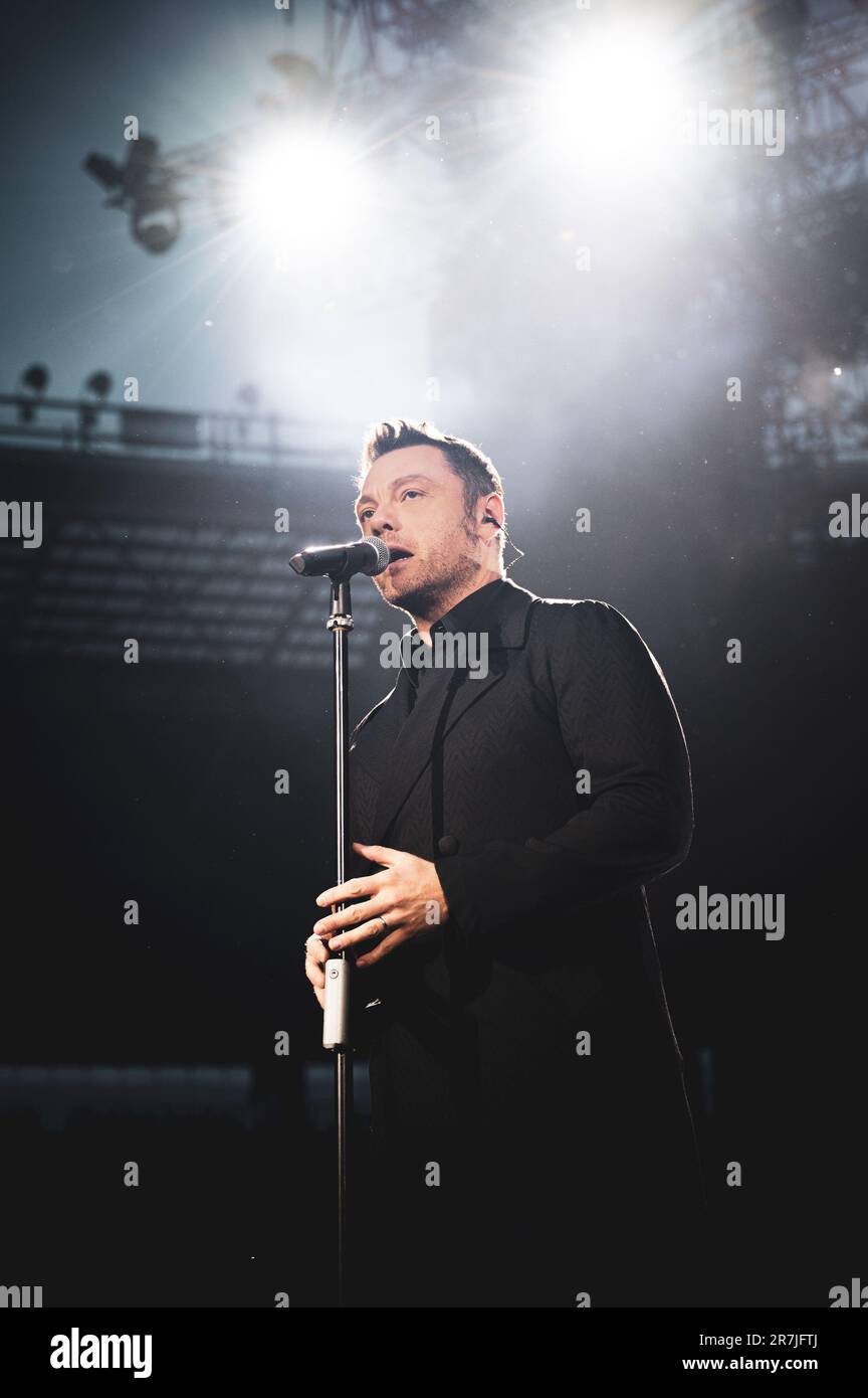 TURIN, ITALIE, STADIO OLIMPICO: Le chanteur, auteur-compositeur, producteur et auteur italien Tiziano Ferro se produit en direct sur scène au Stadio Olimpico Grande Torino pour son premier concert de tournée italien “TZN23”. Banque D'Images