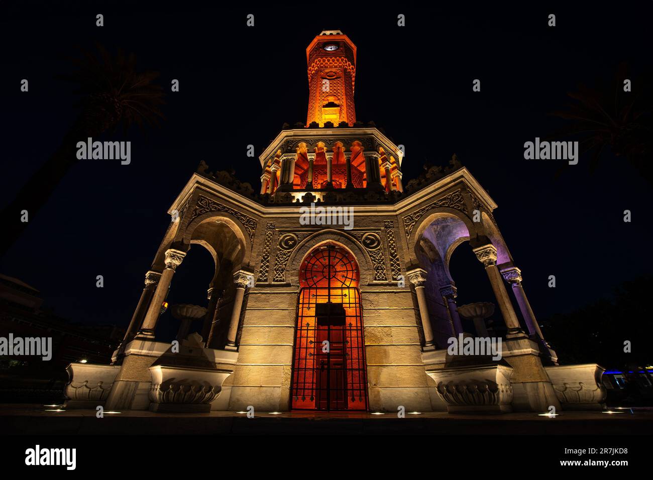 Vue éclairée en soirée sur la tour de l'horloge de la place Konak d'Izmir Banque D'Images