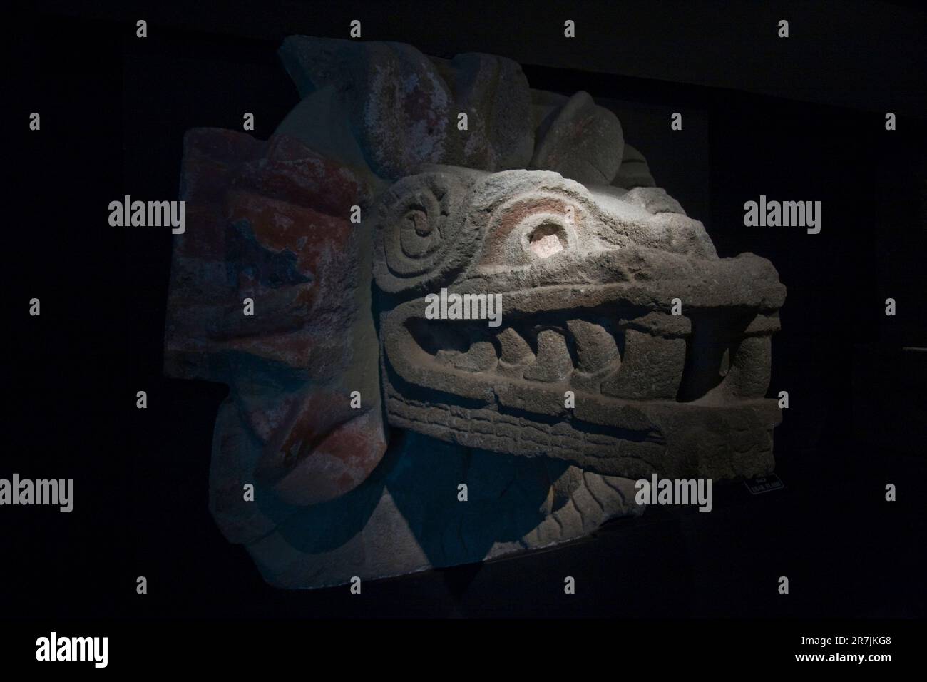 Une sculpture en pierre du serpent plumé Quetzalcoatl sur le site archéologique de Teotiuacan, état du Mexique, Mexique. Banque D'Images