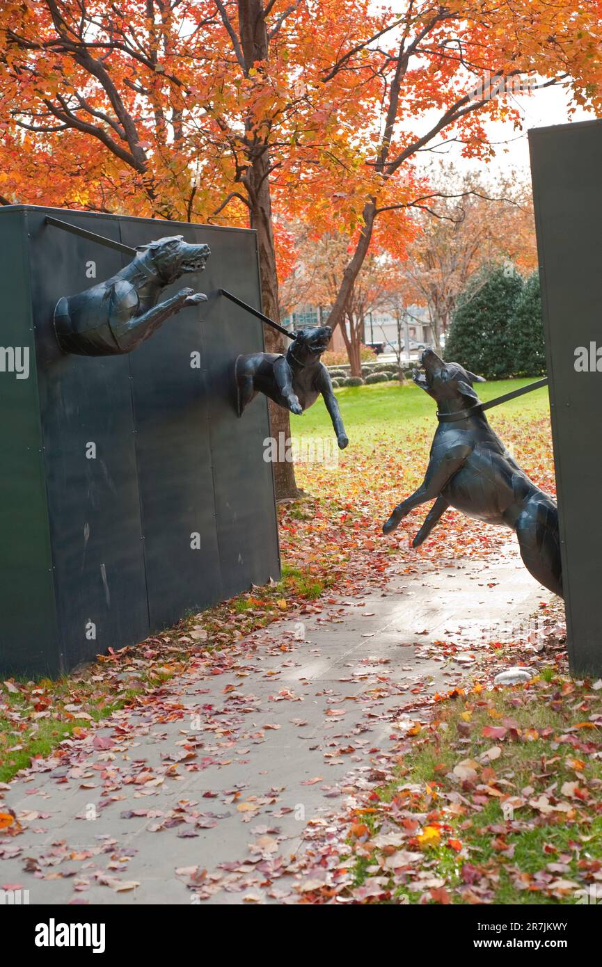 Sculpture de l'artiste James Drake appelée attaque de chien de police dans Kelly Ingram Park, un important parc public historiquement important, Birmingham, AL. Banque D'Images