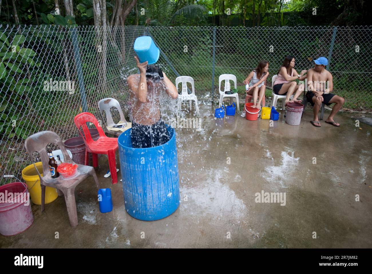 Les gens se baignent dans un bain à remous de make-shift dans une source d'eau chaude naturelle de Singapour. Banque D'Images