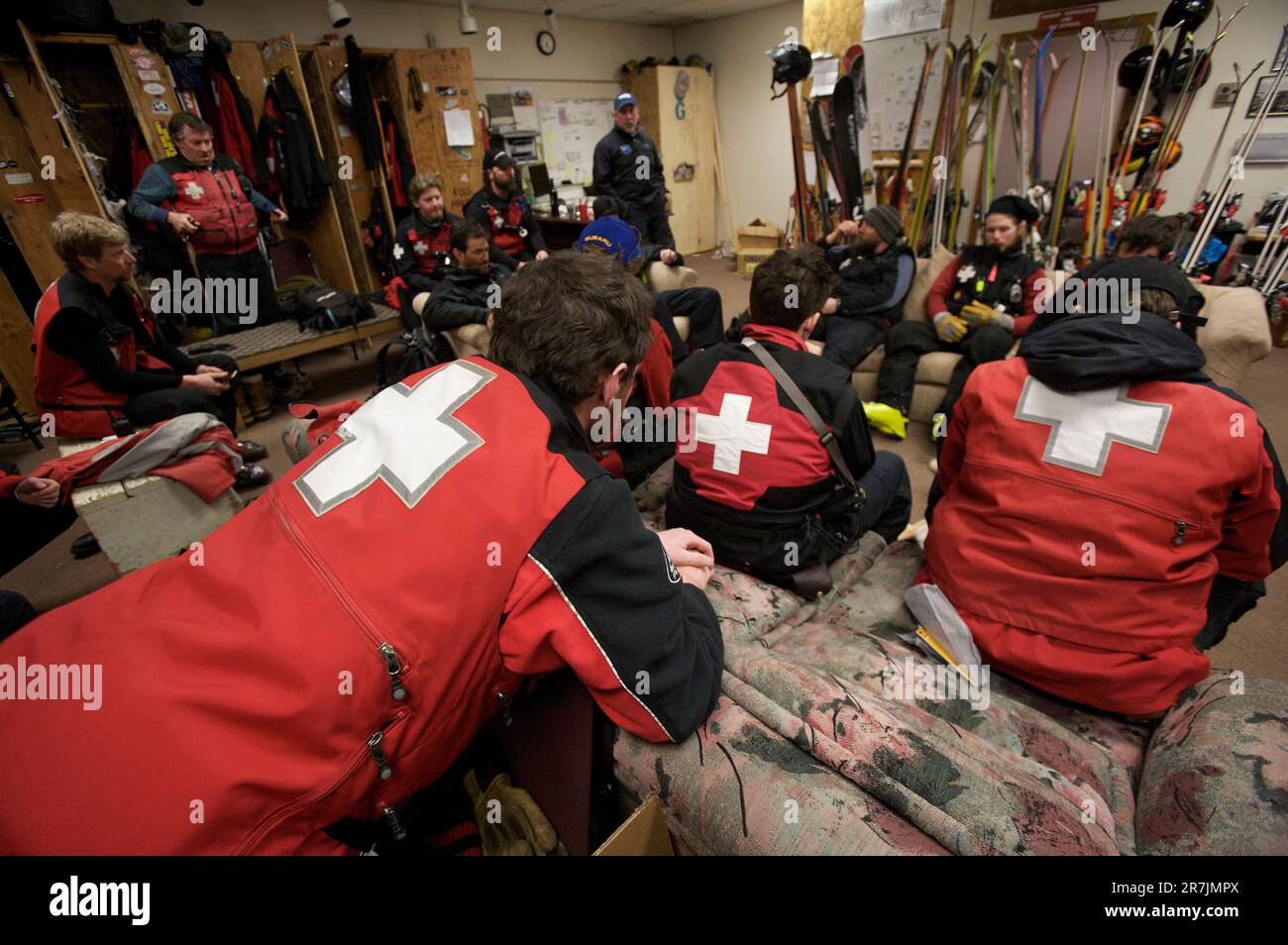 L'équipe de patrouille et de sauvetage d'une station de ski de montagne a une réunion à l'intérieur. Banque D'Images