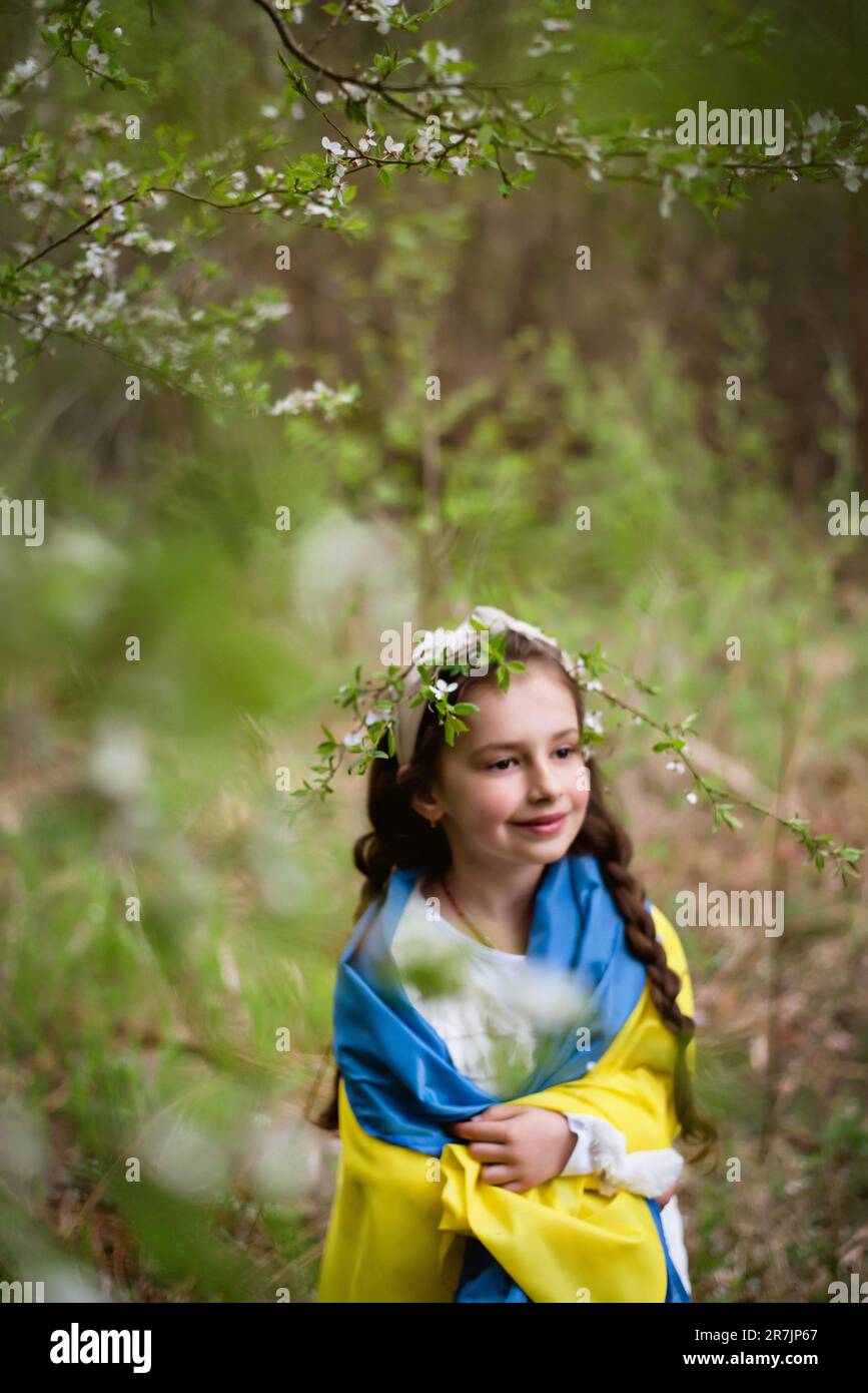 Enfant, fille, fille ukrainienne avec le drapeau de l'Ukraine Banque D'Images