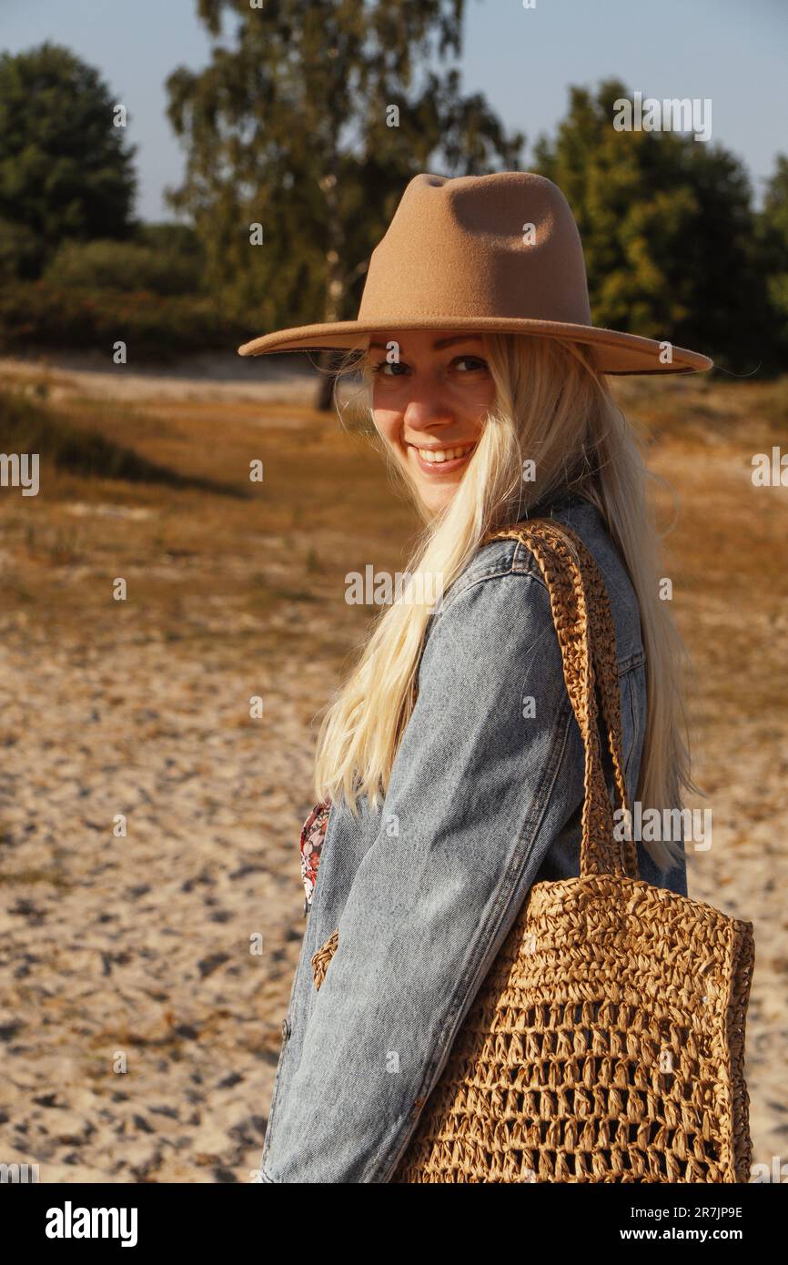 Portrait d'une jeune femme blonde dans la nature Banque D'Images
