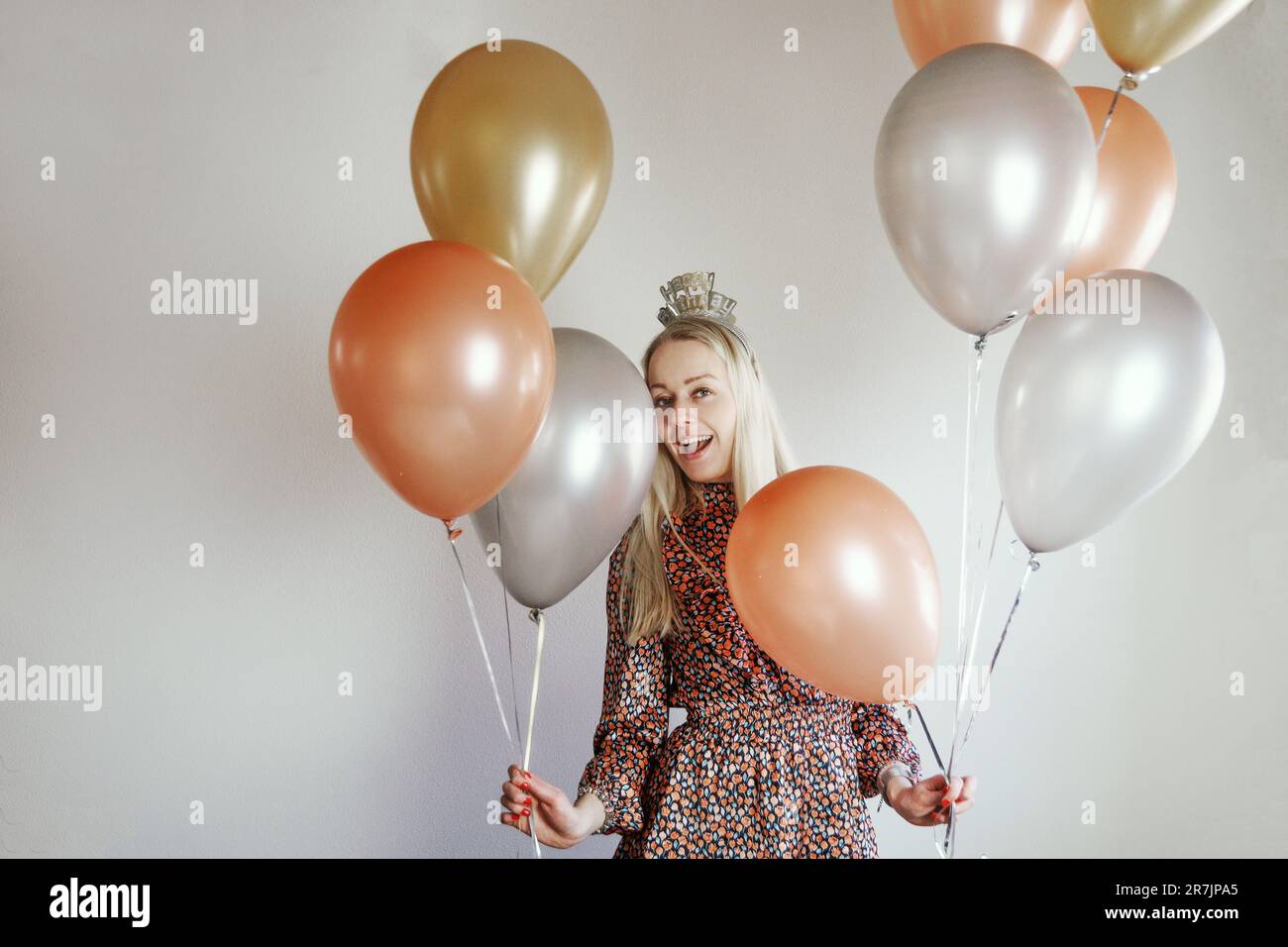 Fille d'anniversaire souriante avec ballons Banque D'Images