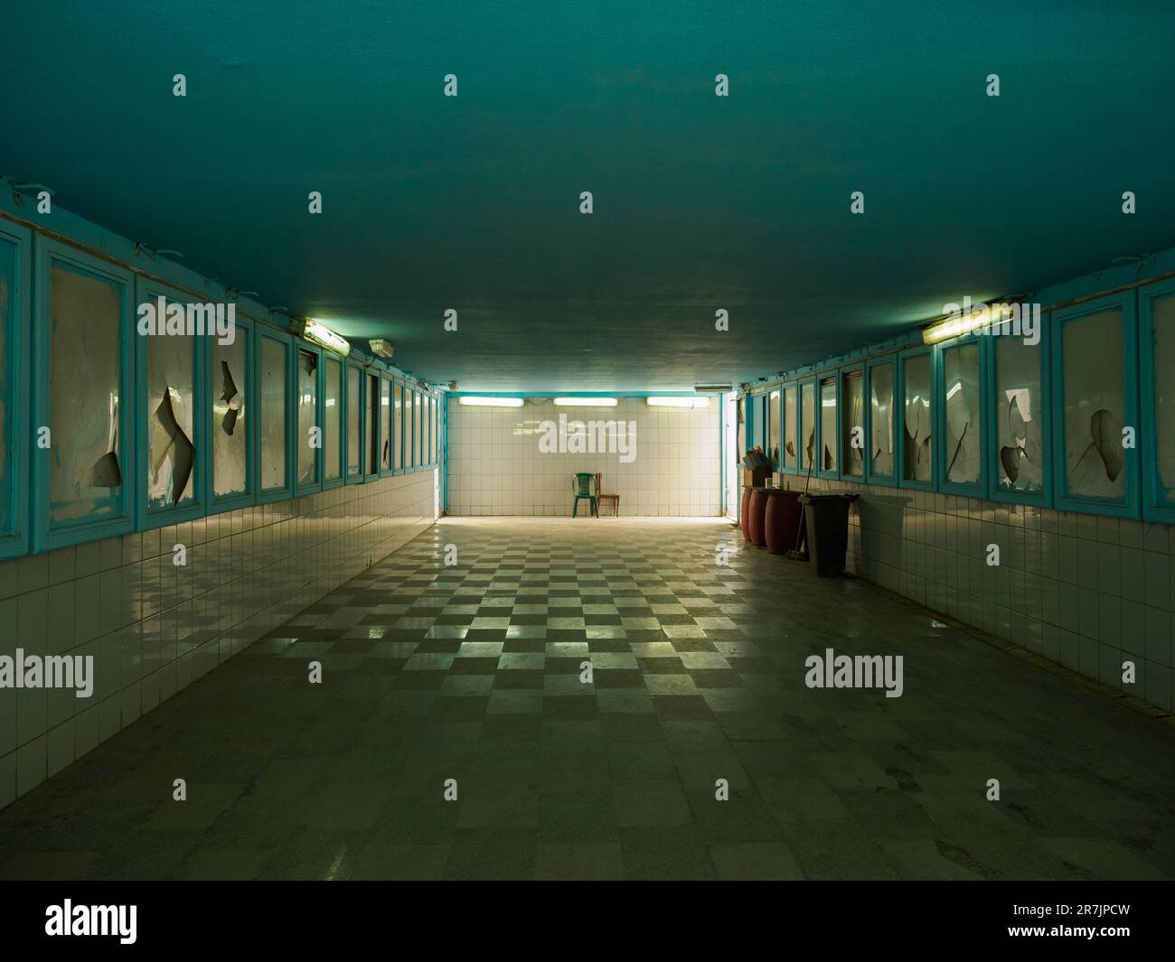 Passage souterrain vide avec plafond bleu vif et vitrines Banque D'Images