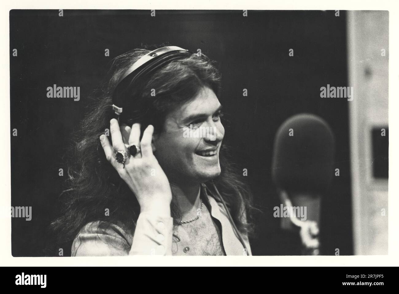 Glenn Hughes en studio. Photographié pendant les séances d'enregistrement de l'album Wizards Convention à Londres, en 1976. Il s'agissait d'un enregistrement de concept Eddie Hardin, avec Jon Lord et David Coverdale. Il a été enregistré immédiatement après le fractionnement violet profond en 1976. Numérisé à partir d'un tirage 10X8 réalisé par Simon Robinson à partir des négatifs originaux. Banque D'Images