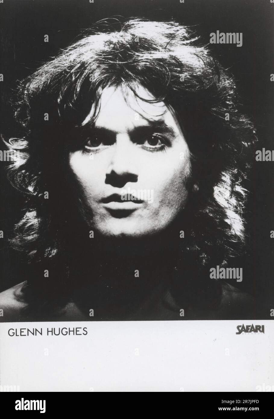 Ancien bassiste violet profond Glenn Hughes en studio photo. Photographié pour son album solo Play Me Out Sleeve en 1976. Ce document a été enregistré pour Safari Records, mis en place par l'un des responsables de Deep Purple. Banque D'Images