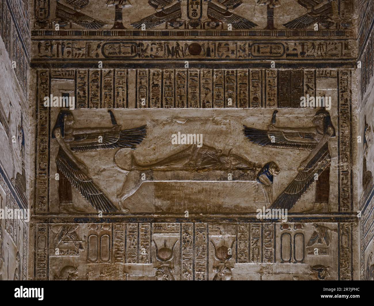 Ancien temple égyptien de Denderas complexe Pierre relief Carvi Banque D'Images