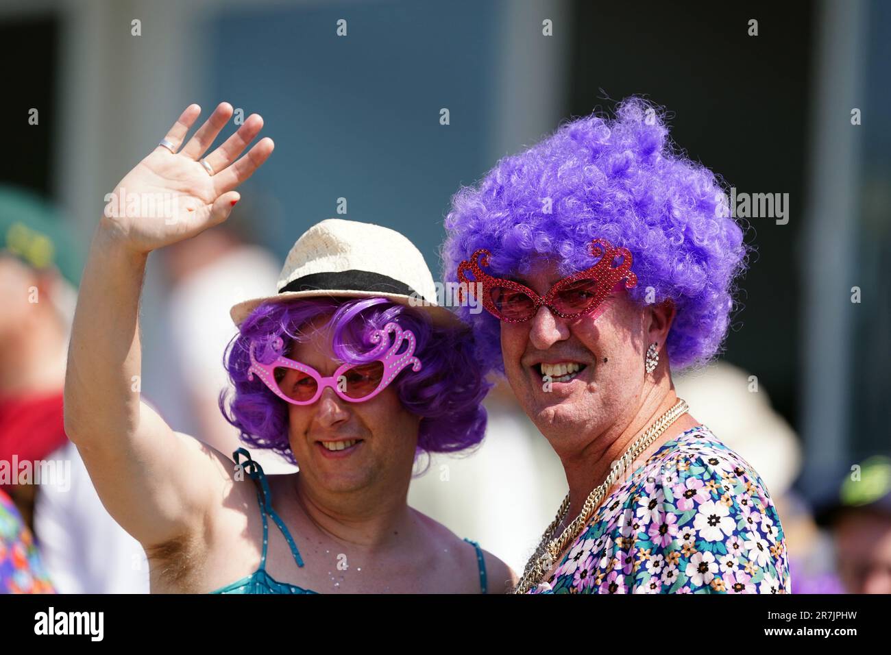 Les fans de cricket en costume de fantaisie le premier jour du match de test des Ashes à Edgbaston, Birmingham. Date de la photo: Vendredi 16 juin 2023. Banque D'Images