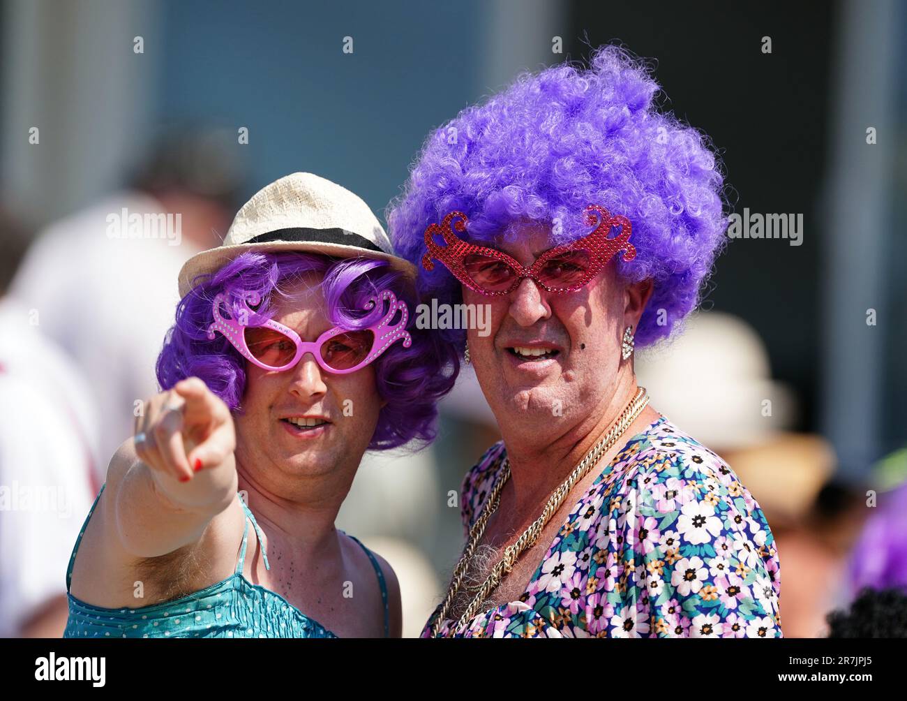 Les fans de cricket en costume de fantaisie le premier jour du match de test des Ashes à Edgbaston, Birmingham. Date de la photo: Vendredi 16 juin 2023. Banque D'Images