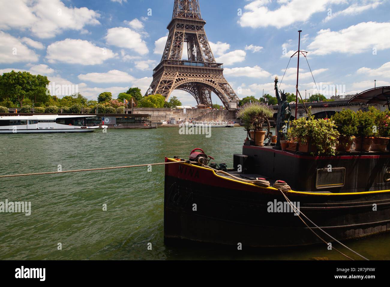 Une maison en bateau colorée typique sur la Seine et Eiffel Towe Banque D'Images