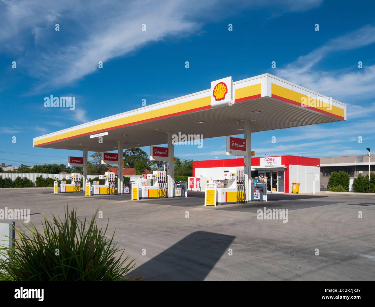 Vue extérieure d'une station-service Shell avec ciel bleu et nuages en Australie méridionale, Australie. Banque D'Images