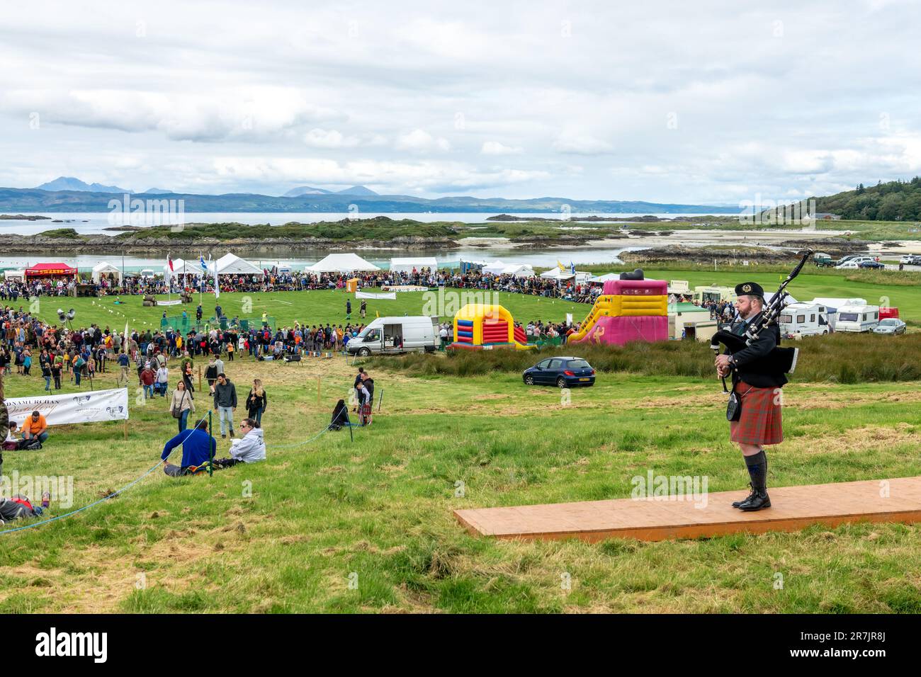 Joueur écossais de cornemuse aux Jeux des Highlands d'Arisaig, sur 27 juillet 2022, en Écosse, au Royaume-Uni Banque D'Images