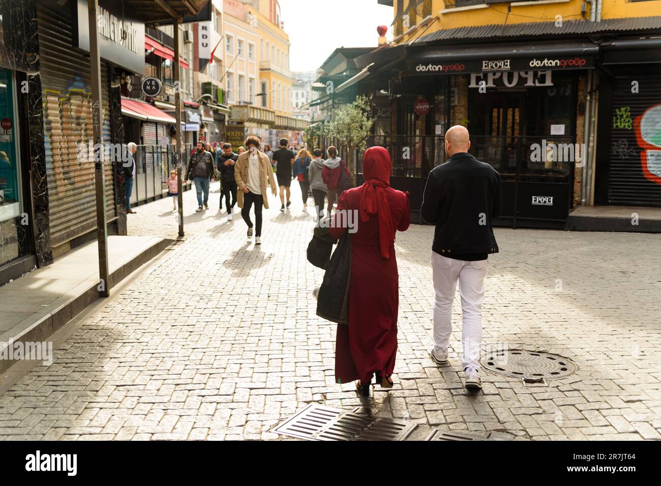 Istanbul, Turquie - 12 mai 2023 : On voit des gens marcher dans les rues d'Istanbul pendant la journée. La vie quotidienne des gens de la capitale turque Banque D'Images