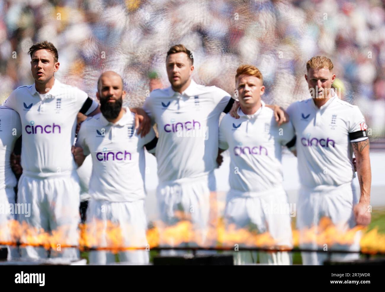 En Angleterre, Stuart Broad, Moeen Ali, Ollie Robinson, Ollie Pope et Ben Stokes (gauche-droite) chantent l'hymne national avant le premier jour du premier match de test des cendres à Edgbaston, Birmingham. Date de la photo: Vendredi 16 juin 2023. Banque D'Images