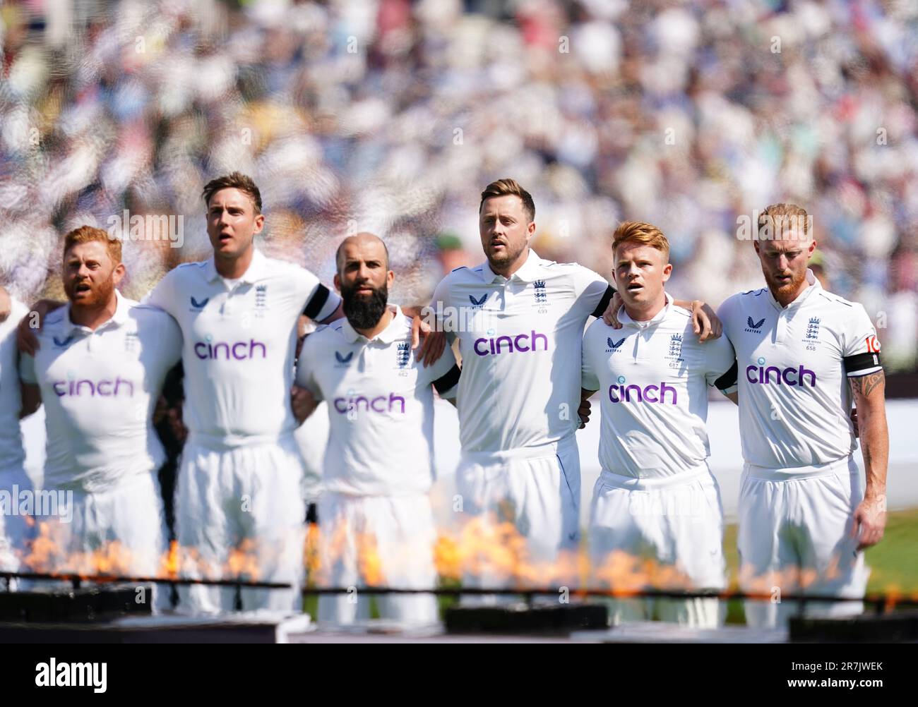 Jonny Bairstow, Stuart Broad, Moeen Ali, Ollie Robinson, Ollie Pope et Ben Stokes (gauche-droite), tous deux en Angleterre, chantent l'hymne national avant la première journée du premier match de test des cendres à Edgbaston, Birmingham. Date de la photo: Vendredi 16 juin 2023. Banque D'Images
