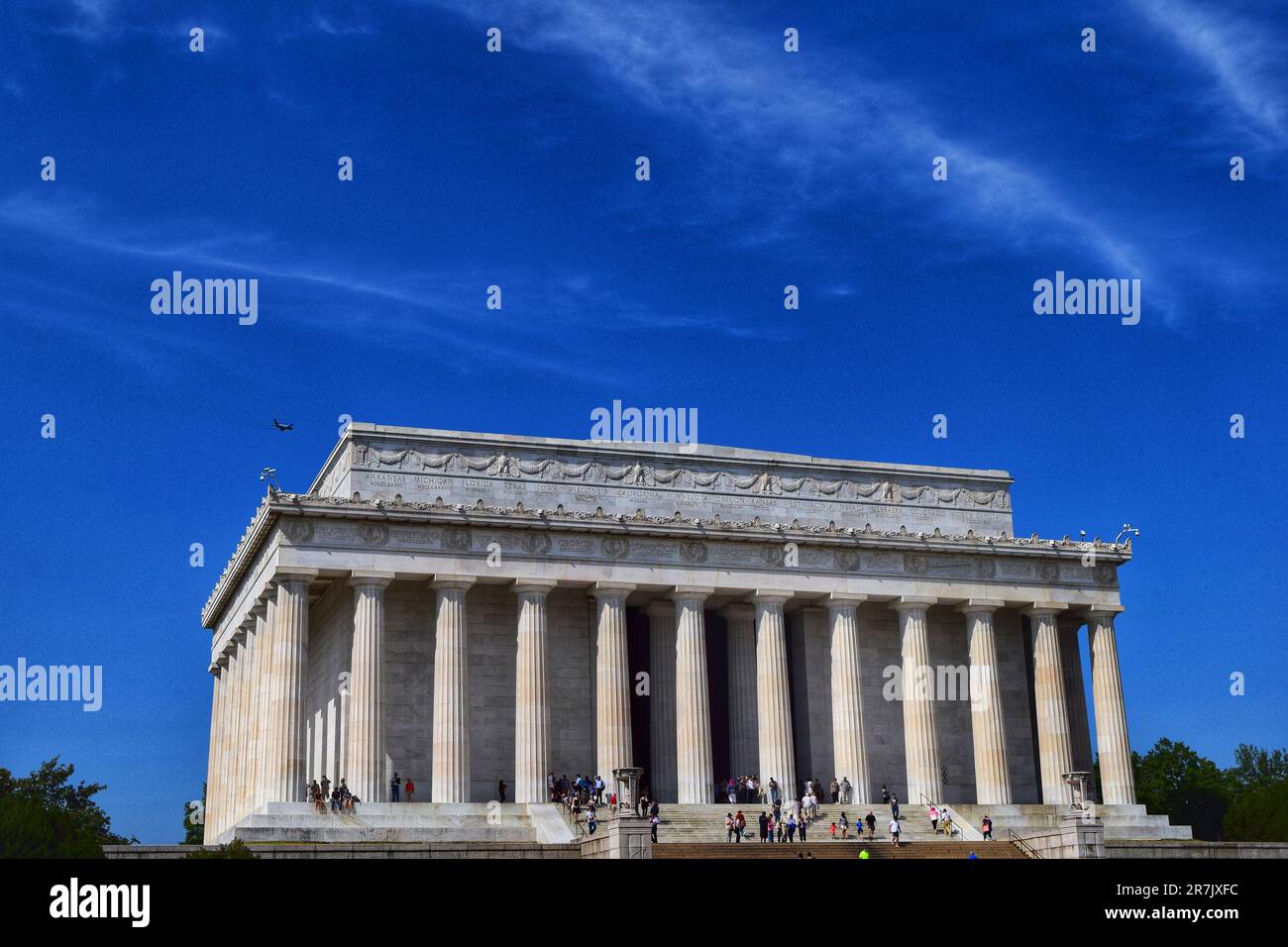 L'allure ensoleillée de Washington DC : émerveillez-vous devant des monuments majestueux debout, baignés de soleil doré, capturant l'essence et la riche histoire de l'Amérique Banque D'Images