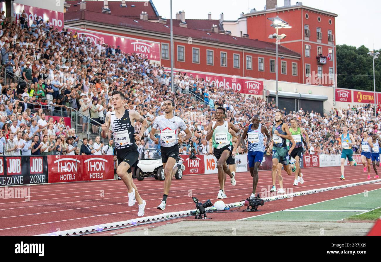 Jakob Ingebrigtsen, de Norvège, et Mohamed Katir, d'Espagne, en compétition aux Jeux Bislett d'Oslo, à la Ligue des diamants de Wanda, au stade Bislett, à Oslo, en Norvège, le 15th juin 2023. Photo Gary Mitchell Banque D'Images