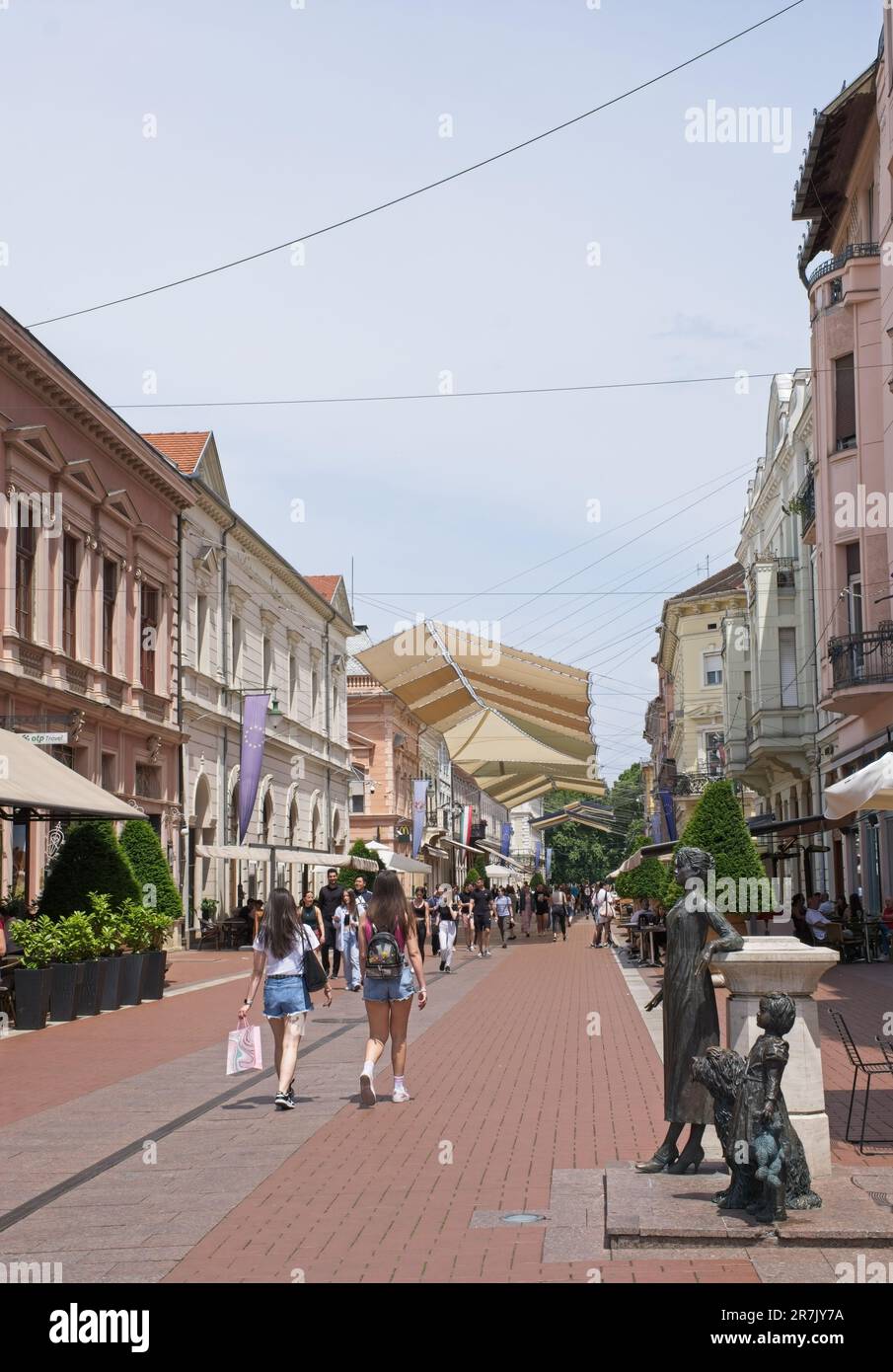 Szeged, Hongrie - 15 juin 2023 : une marche dans le centre de la ville de  Szeged, dans