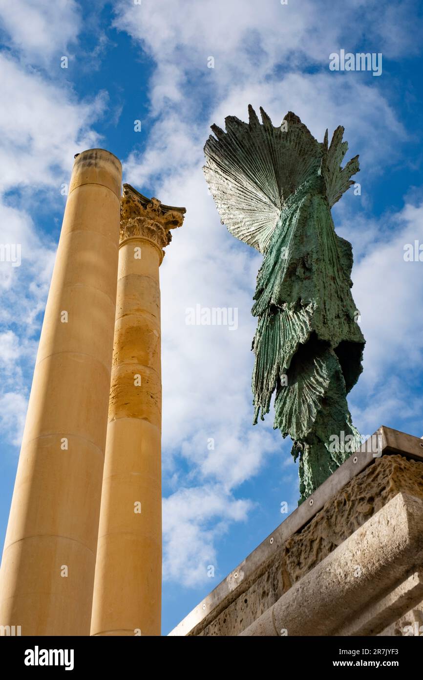 Sculpture de la Déesse des palmiers pour Malte par l'artiste Michele Oka Doner à Pjazza Teatru Rjal, rue de la République, Valette, Malte Banque D'Images