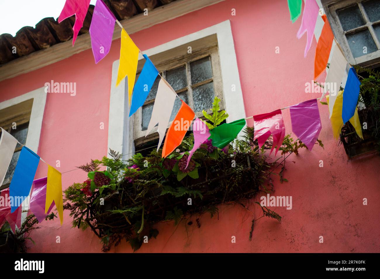 Salvador, Bahia, Brésil - 15 juin 2023: Décoration avec des drapeaux en plastique coloré pour la fête de Sao Joao à Pelourinho à Salvador, Bahia. Banque D'Images