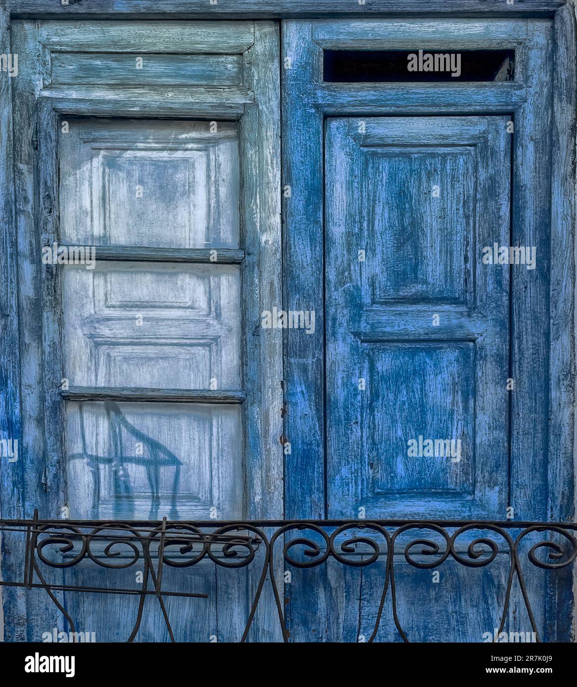 Gros plan d'une porte en bois bleu vintage Banque D'Images