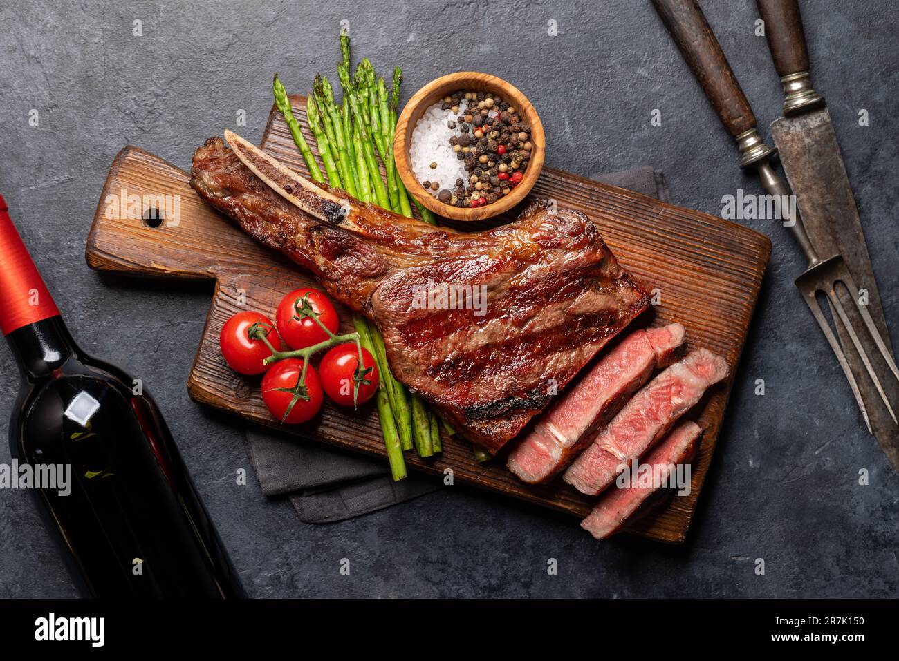 Steak De B Uf Tomahawk Grill Moyen Et Rare Avec Asperges Pose Plat