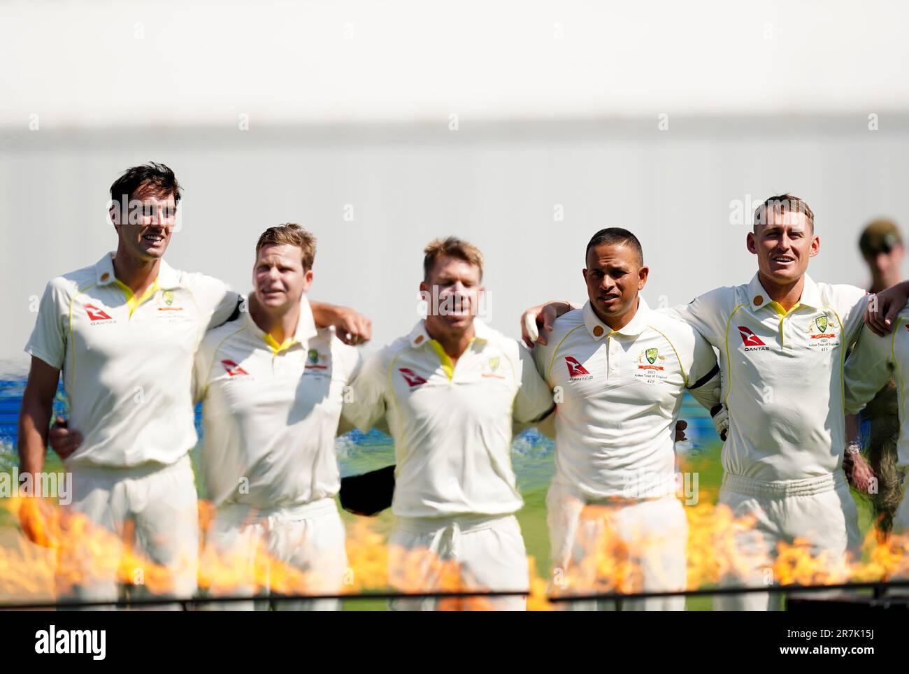 En Australie, Pat Cummins, Steve Smith, David Warner, Usman Khawaja et Marnus Labuschagne chantent leur hymne national avant le premier jour du premier match de test des cendres à Edgbaston, Birmingham. Date de la photo: Vendredi 16 juin 2023. Banque D'Images