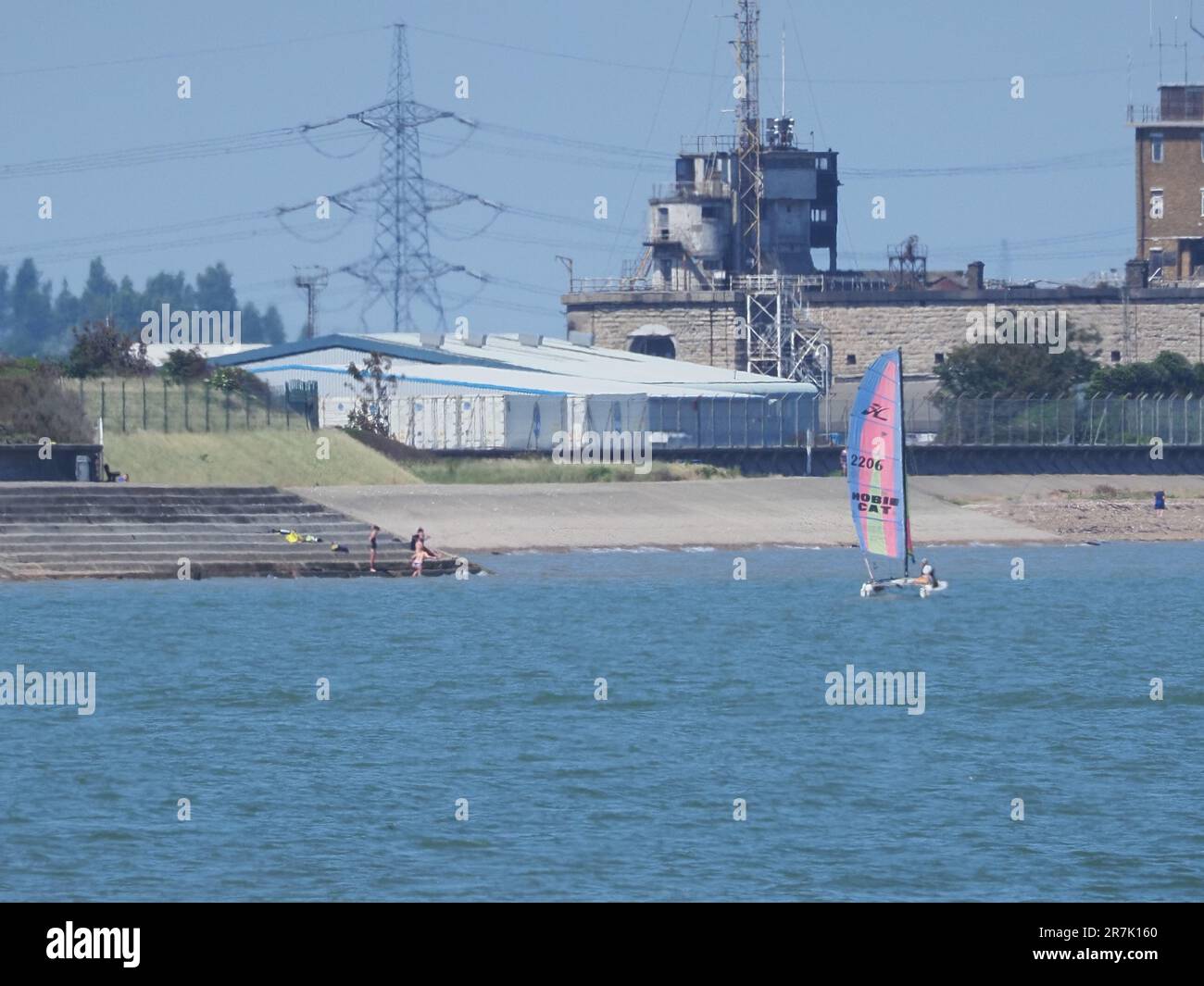 Sheerness, Kent, Royaume-Uni. 16th juin 2023. Météo au Royaume-Uni : une matinée ensoleillée à Sheerness, Kent - un catamaran de plage Hobie est vu avec le fort de Garrison point en arrière-plan. Crédit : James Bell/Alay Live News Banque D'Images