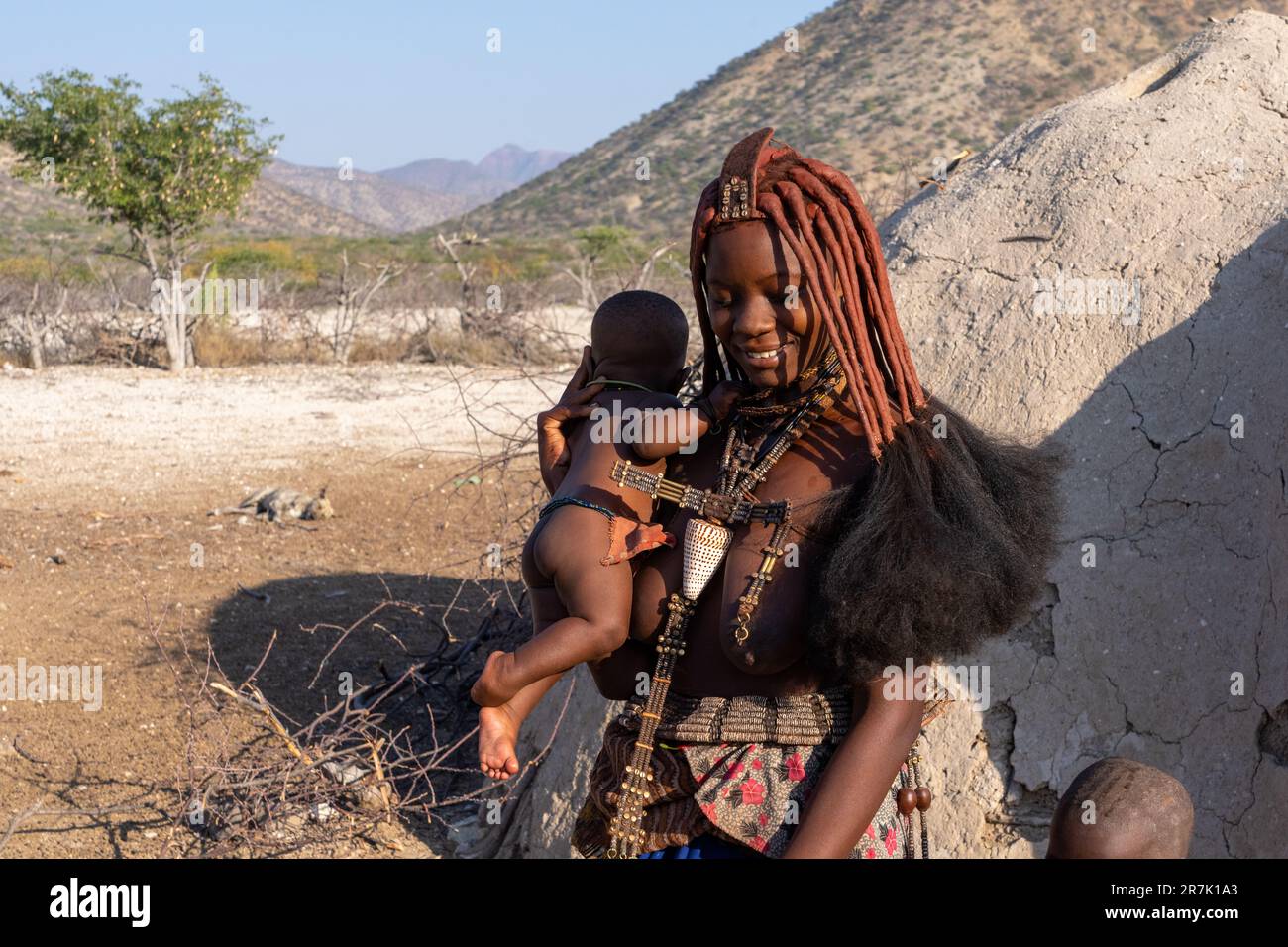 Les femmes de la tribu Himba à Epupa tombe la rivière Cunene en Namibie à la frontière avec l'Angola Banque D'Images