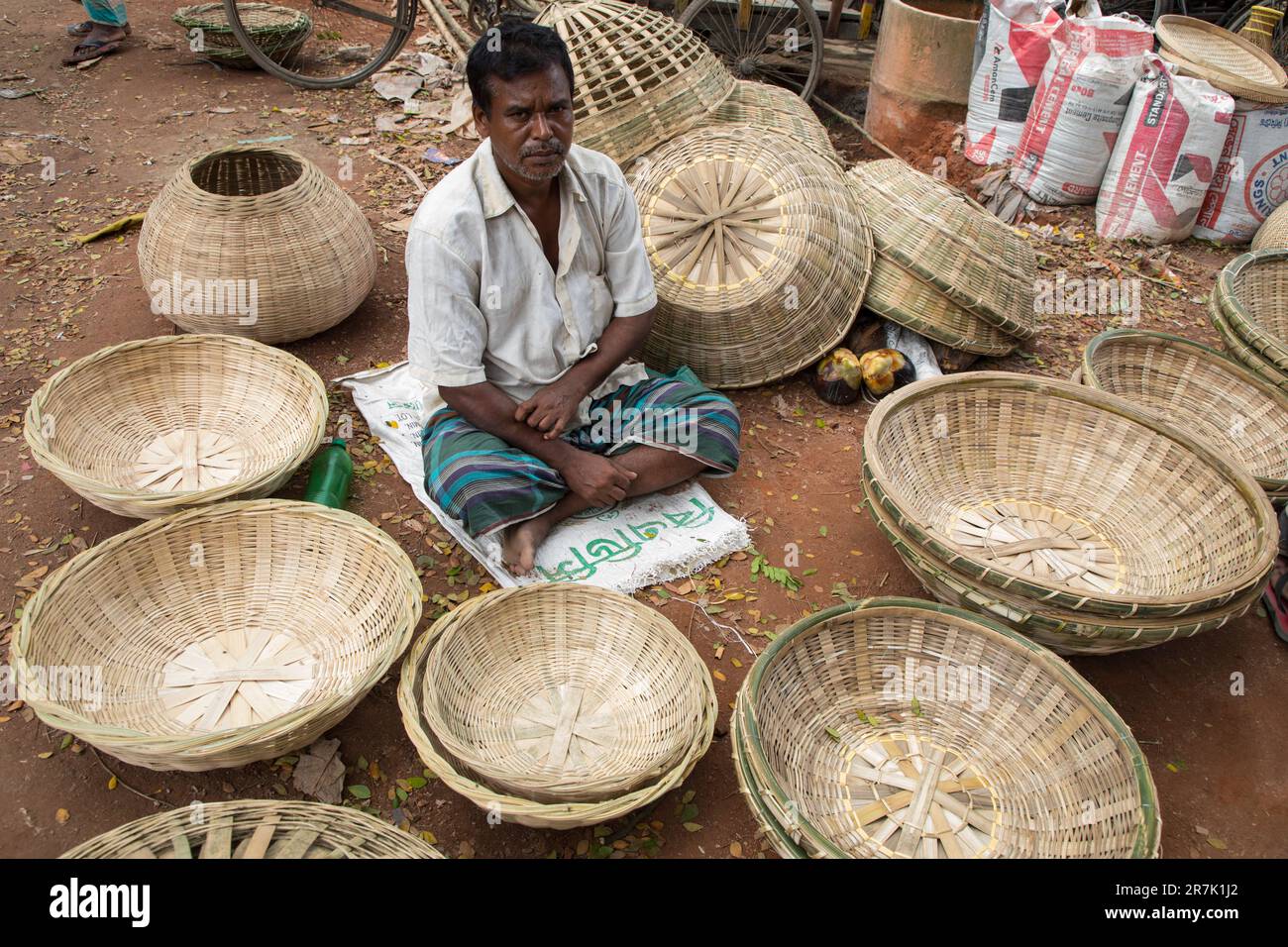 Les produits en bambou sont présentés à la vente à Ghior Bazar, à Manikganj, au Bangladesh Banque D'Images