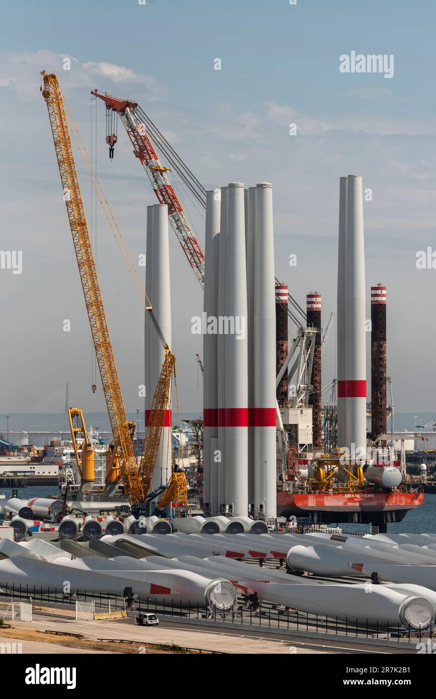 Port du Havre nord de la France. 2023. Installation d'éoliennes offshore le navire charge les pales de l'éolienne vers le parc éolien de St Brieuc, au large de la Bretagne. Banque D'Images