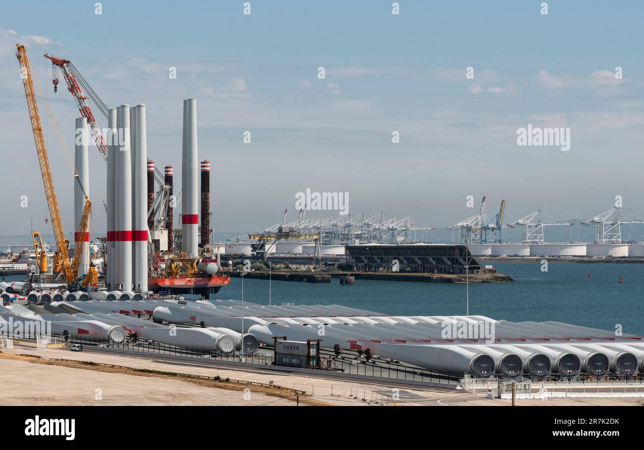 Port du Havre nord de la France. 2023. Installation d'éoliennes offshore le navire charge les pales de l'éolienne vers le parc éolien de St Brieuc, au large de la Bretagne. Banque D'Images