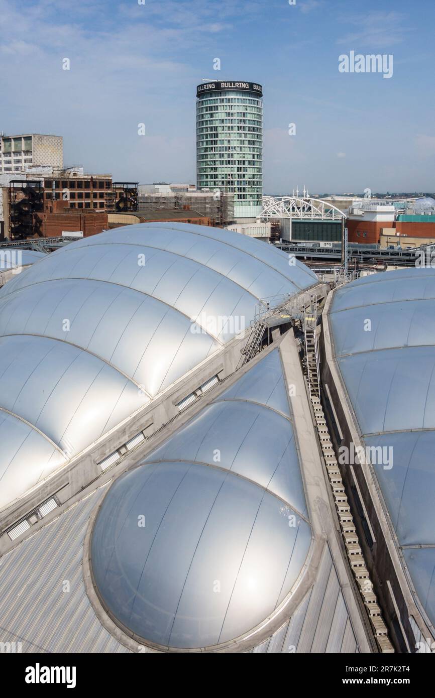 Birmingham, Royaume-Uni. Le toit du centre commercial Grand Central (au-dessus de la gare de New Street) en ETFE. Le bâtiment Rotunda est en arrière-plan Banque D'Images