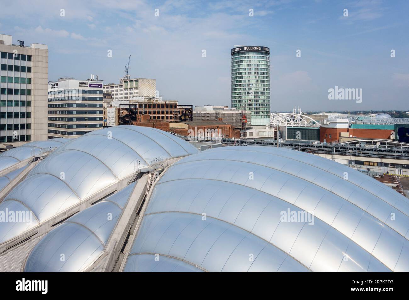 Birmingham, Royaume-Uni. Le toit du centre commercial Grand Central (au-dessus de la gare de New Street) en ETFE. Le bâtiment Rotunda est en arrière-plan Banque D'Images