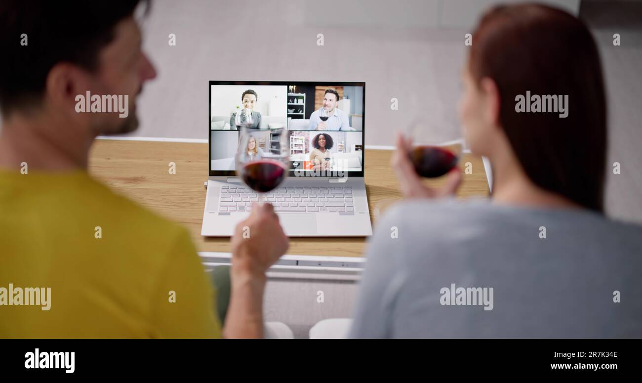 Dîner-dégustation de vin virtuel en ligne sur ordinateur portable Banque D'Images