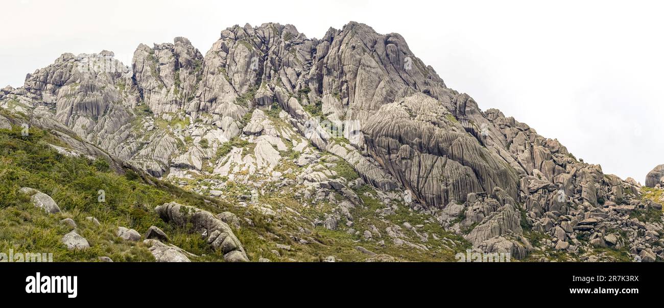 Montagnes pittoresques en granit sauvage de la Serra da Mantiqueira (chaîne de montagnes de Mantiqueira) avec des parties herbeuses sur fond lumineux, haute Itatiaia, Banque D'Images