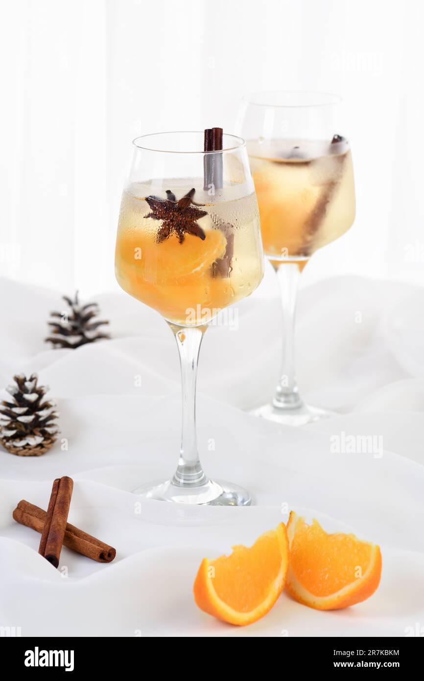 Un spitzer de Noël léger fait de jus d'orange et de vodka. Le cocktail parfait pour commencer votre fête de vacances Banque D'Images