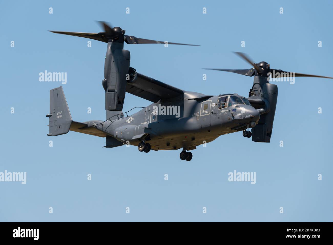 Bell-Boeing CV-22B Osprey volant à RAF Mildenhall, Suffolk, Royaume-Uni. Avion militaire de tiltrotor V-22 USAF en mode stationnaire Banque D'Images