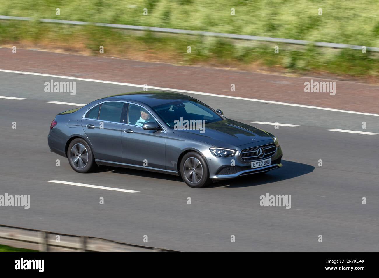 2022 Mercedes-Benz E 220 Sport D Mhev Auto E220d MHEV 20HP/15kW 9G-Tronic Auto Start/Stop Gray car Saloon Electric Diesel 1993 cc ; se déplaçant à vitesse rapide sur l'autoroute M6 dans le Grand Manchester, Royaume-Uni Banque D'Images