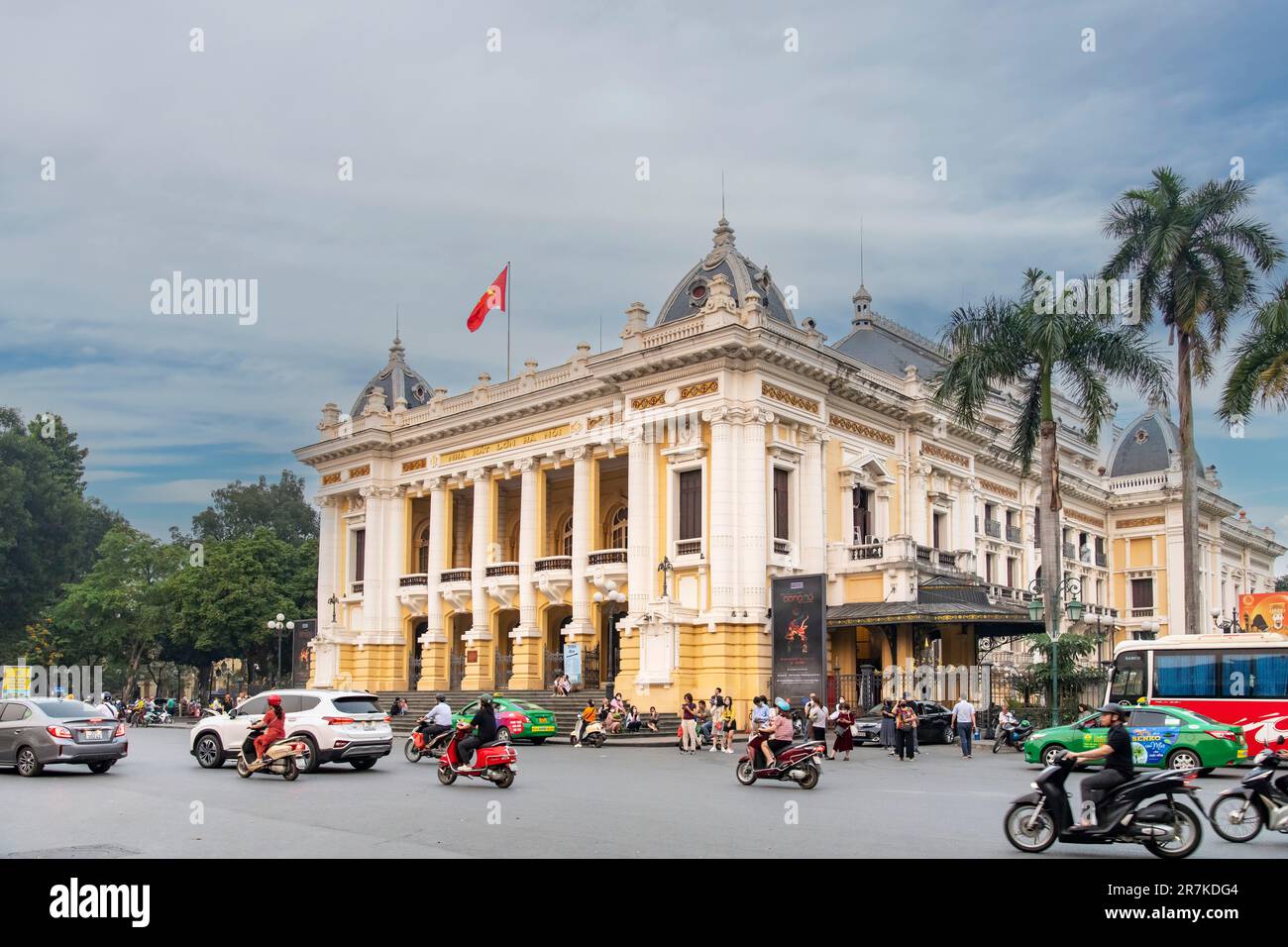 Hanoï, Vietnam-avril 2023 ; vue de l'Opéra de Hanoï ou du Grand Opéra sur la place de la Révolution d'août occupé par la circulation Banque D'Images