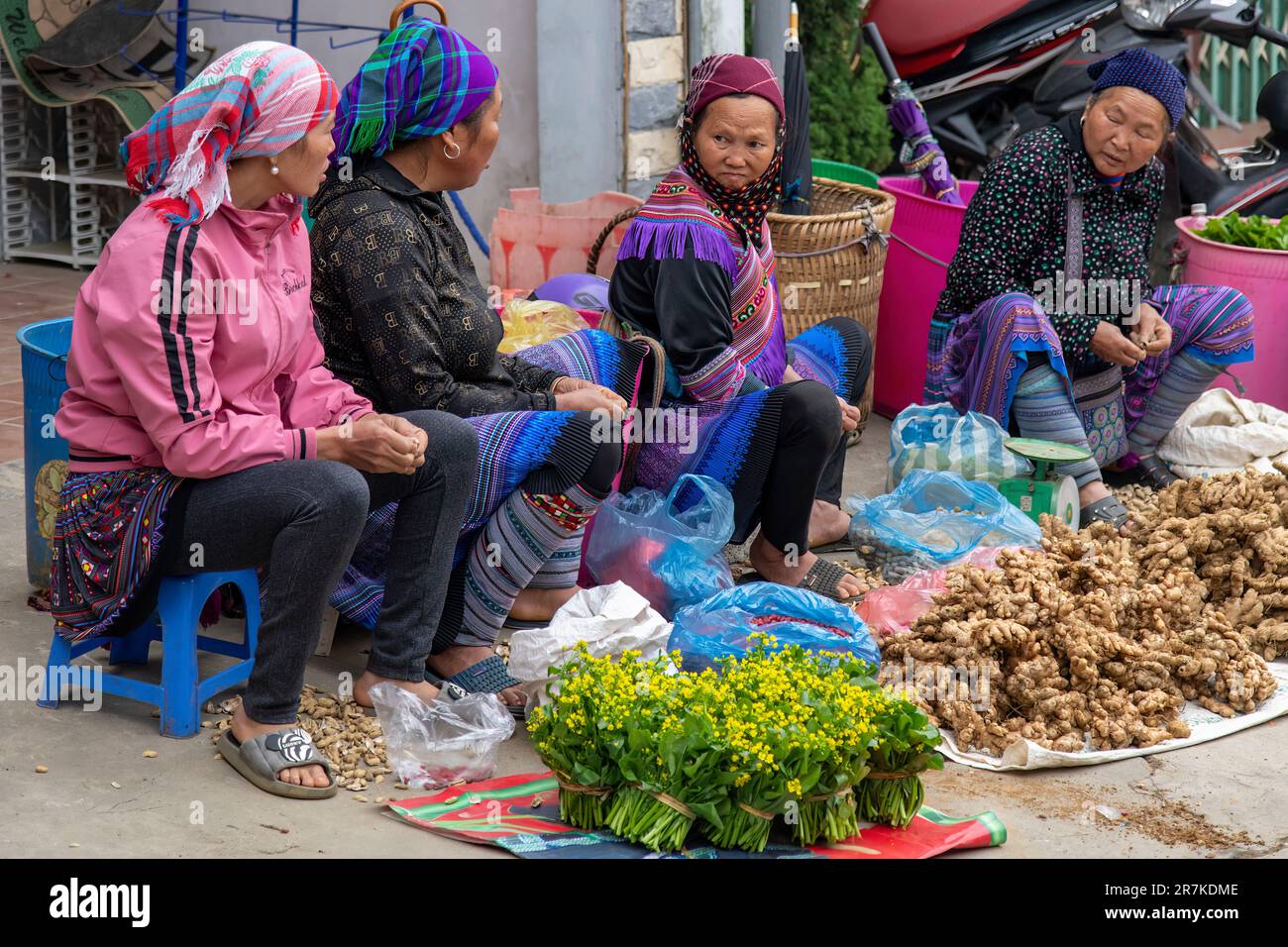Bac Ha, Vietnam-avril 2023; vue d'un certain nombre de femmes de Flower Hmong et Giay sur le marché de bac Ha Sunday Banque D'Images