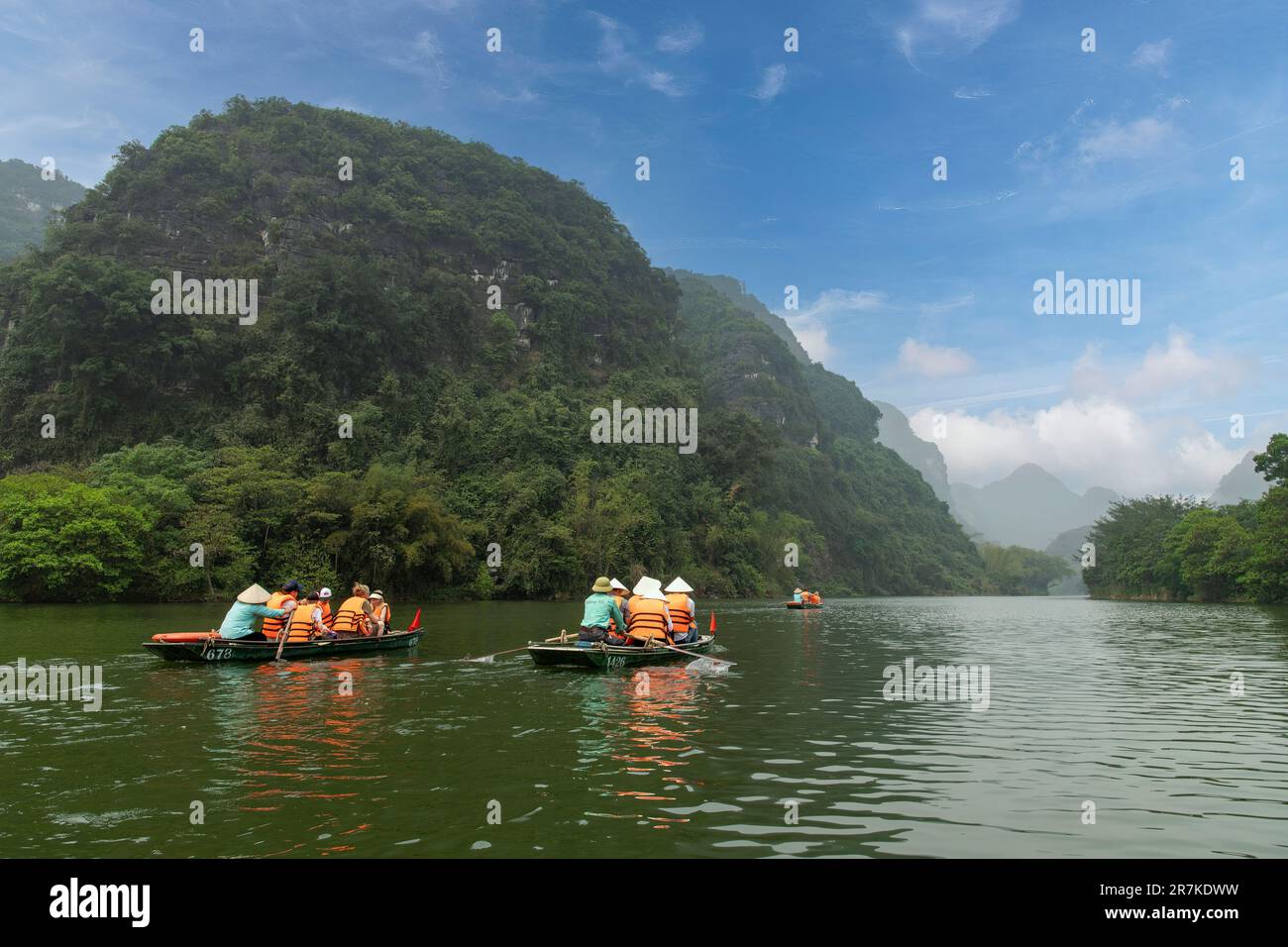 Ninh Binh, Vietnam-avril 2023 ; vue des bateaux à rames de sampan avec les touristes sur des visites de grottes sur le delta de la rivière Rouge dans le paysage de Trang an Banque D'Images